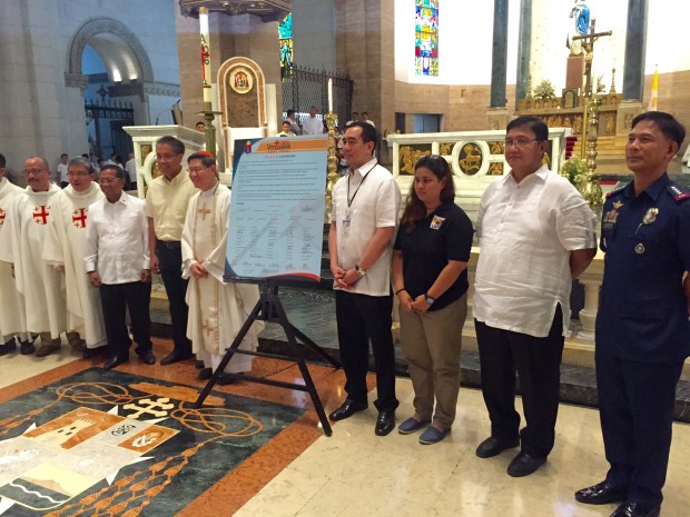 Presidential candidates Mar Roxas and Jejomar Binay, Manila Archbishop Luis Antonio Cardinal Tagle, Comelec Chairman Andres Bautista and PNP Chief Ricardo Marquez sign the "TRUTH" covenant. JULLIANE LOVE DE JESUS/INQUIRER.net