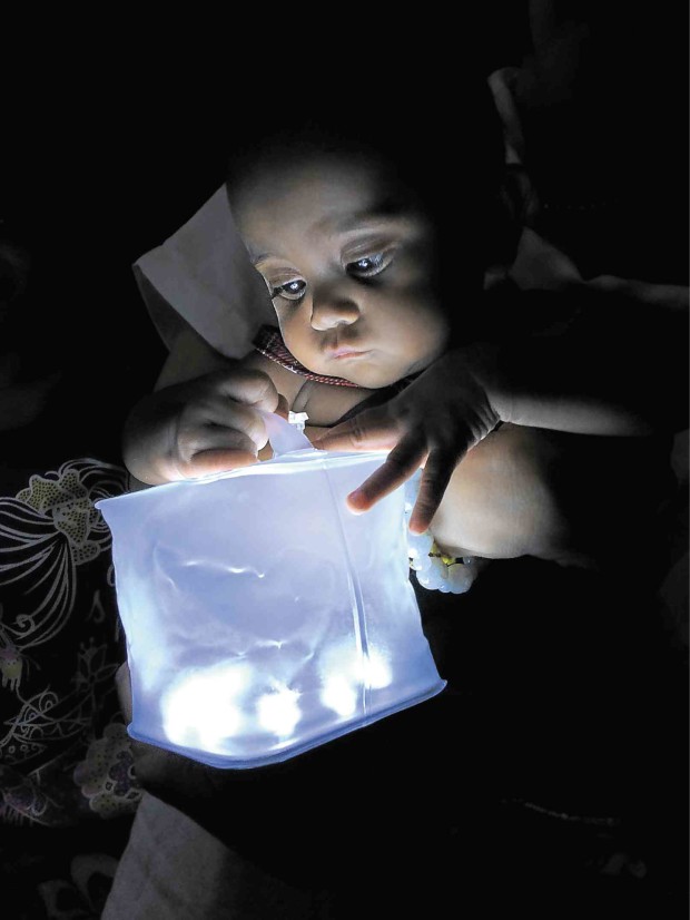 AETAS without electricity get solar lanterns from an Italian group that advocates the right of everyone to have access to light. The lanterns are inflatable, made of plastic and waterproof. TONETTE T. OREJAS/INQUIRER CENTRAL LUZON