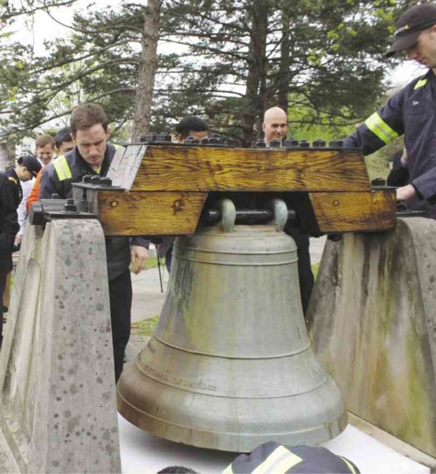 WORKERS unbolt the San Pedro bell from its base outside the Most Holy Trinity Catholic Chapel in West Point, New York. JON MELEGRITO/INQUIRER.NET US BUREAU