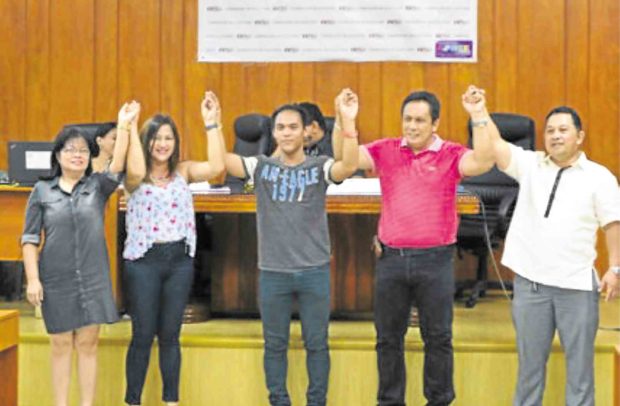 INCOMING Mayor Janice Vallega-Degamo, of Pamplona town, Negros Oriental (second from left) and reelected Gov. Roel Degamo, (second from right) are proclaimed by the Negros Oriental provincial board of canvassers. At center is the politicians’ only son, Carlo. PHOTO FROM NEGROS ORIENTAL PIO