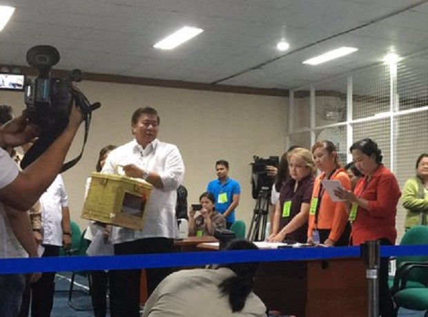 Senate President Franklin Drilon formally receives first ballot box from San Juan. MAILA AGER/INQUIRER.net 