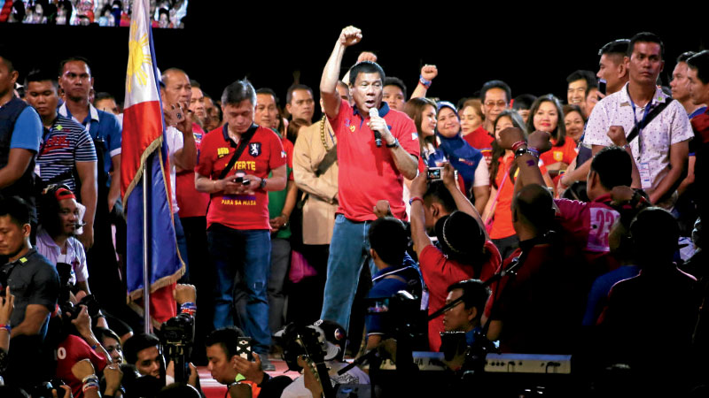 FINAL SALVO Davao City Mayor Rodrigo Duterte, the front-runner in the presidential race based on survey results, speaks to supporters during his “miting de avance” at Quirino Grandstand in Luneta on Saturday. KIMBERLY DELA CRUZ