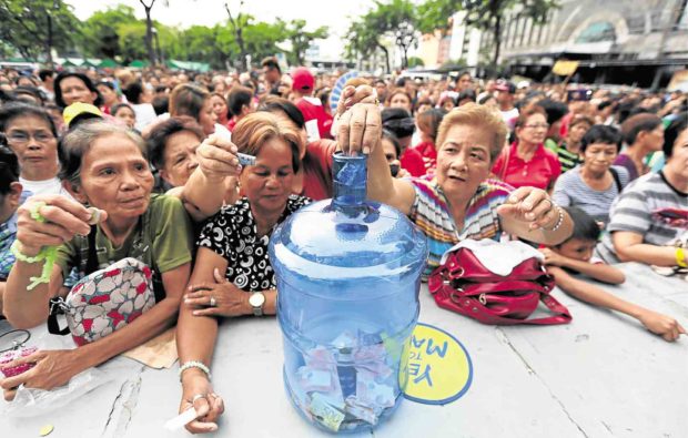 FUNDING A PROTEST In a rally on Thursday at city hall, supporters of Makati Mayor Romulo “Kid” Peña put their money where their mouth is, digging deep into their pockets to contribute to his electoral protest fund as he prepares to question in the Comelec the recent win of Rep. Abby Binay in the mayoral race. GRIG C. MONTEGRANDE