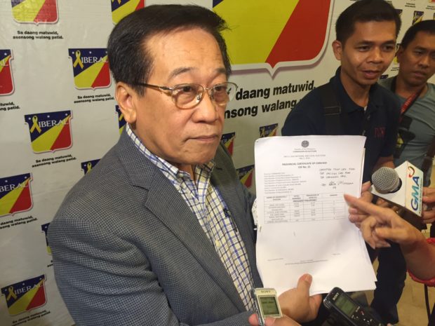 Election lawyer Romulo Macalintal who is representing leading vice presidential candidate Leni Robredo shows to the media an authentic copy of a provincial certificate of canvass in a press briefing at the Liberal Party headquarters in Cubao, Quezon City. JULLIANE LOVE DE JESUS/INQUIRER FILE PHOTO