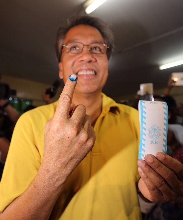 Liberal Party presidential candidate Mar Roxas casts his vote at the Rufina Andrada Santos Memorial School, Roxas City, Capiz. RAFFY LERMA/INQUIRER PHOTO