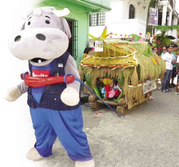 GUYITO, the Philippine Daily Inquirer’s mascot, becomes one of the stars of the Pahiyas Festival in Lucban town, Quezon province, marching down the town’s streets and gamely posing with tourists for selfies.          DELFIN T. MALLARI JR.