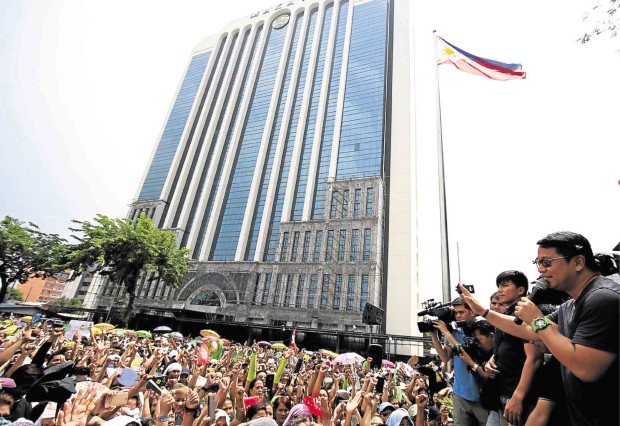 TURNING the mayor’s seat over to Abby Binay is the farthest thing from Kid Peña’s mind as he talks to his supporters in front of Makati City Hall on Thursday.  RICHARD A. REYES 
