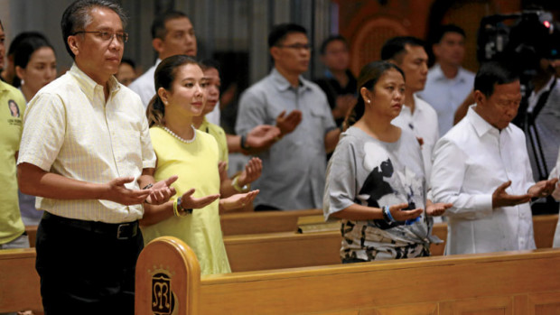BREATHING SPACE  Presidential candidates Mar Roxas (left) and Jejomar Binay are seats apart at Manila Cathedral during Mass officiated by Manila Archbishop Luis Antonio Cardinal Tagle on Monday. Roxas came with wife Korina and Binay, with daughter Senator Nancy. NIÑO JESUS ORBETA/INQUIRER FILE PHOTO