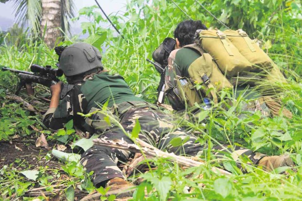 LOOKING FOR THE ENEMY An Army sniper sets his target at the Maute terror group’s lair more than a kilometer away from Ragayan Elementary School in Barangay Ragayan in Butig, Lanao del Sur province. RICHEL V. UMEL/INQUIRER MINDANAO