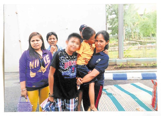 MARY Jane Veloso (right) is reunited with her children, sister and mother in February 2015 when they visited her in the Indonesian jail where she is held for illegal drug trafficking. PHOTO COURTESY OF VELOSO FAMILY