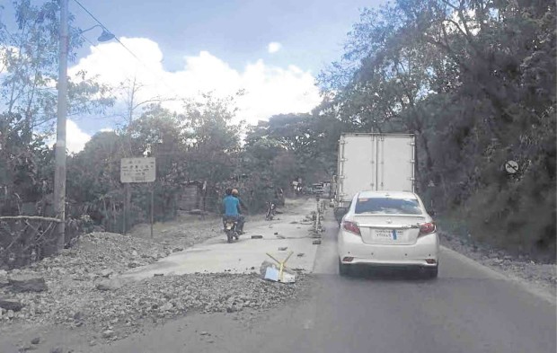 VEHICLES take turns passing through single-lane portions of the national highway in Barangay Nagcuartelan in Aritao, Nueva Vizcaya.  MELVIN GASCON / Inquirer Northern Luzon