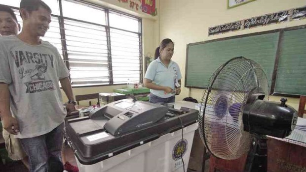 TECHNICAL PROBLEMS Vote counting machines (VCM) at the polling stations in Agoo, La Union province, encountered technical problems, including overheating, in Monday’s elections. The machines were cooled down using electric fans. RICHARD BALONGLONG/INQUIRER NORTHERN LUZON