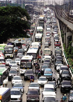 MARTIAL LAW IN METRO STREETS?  Incoming Transportation Secretary Arthur Tugade announces plans to place Mega Manila under a “traffic crisis” and ask Congress for emergency powers to solve the problem in the next two years. Photo shows the southbound lane of Edsa in Cubao, Quezon City, during rush hour.  NIÑO JESUS ORBETA