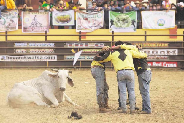 WHERE’S THE BEEF?  Contestants in an event in the Rodeo Masbateño Festival in Masbate province are in a huddle to talk about their game plan on how to subdue a cow.  MARK ALVIC ESPLANA