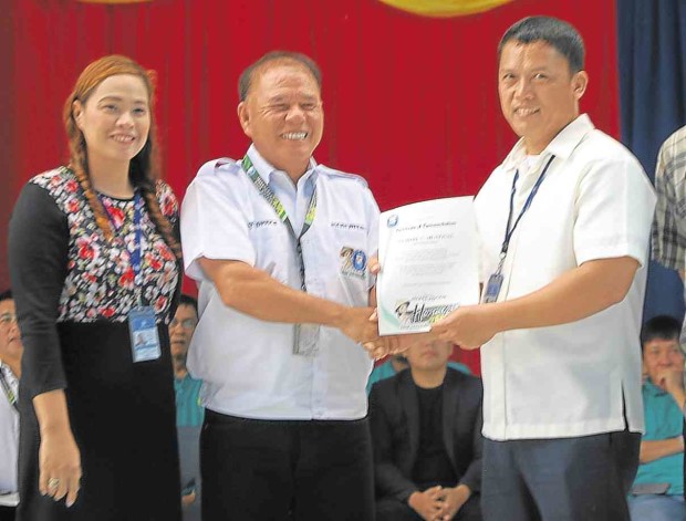 MICHAEL Mungcal (left), 42, customer relations supervisor of SM Olongapo City, gets a certificate of commendation from Olongapo City Mayor Rolen Paulino on June 28.          ALLAN MACATUNO/INQUIRER CENTRAL LUZON