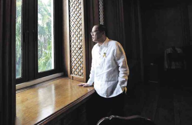 LAST WORKING DAY From his private office in Malacañang, President Aquino takes a look at the Pasig River the day before his six-year term ends. MALACAÑANG PHOTO BUREAU