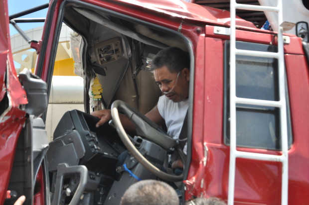 Truck driver Jaime Geroy grimaces in pain as rescuers extricate him from truck cabin. The truck rammed ten vehicles on June 21 in Isabela's Ilagan City.(VILLAMOR VISAYA JR./INQUIRER NORTHERN LUZON) 