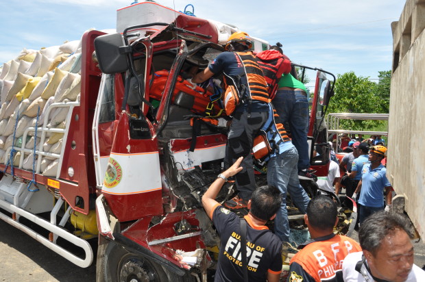 Truck driver Jaime Geroy grimaces in pain as rescuers extricate him from truck cabin. The truck rammed 10 vehicles on June 21 in Ilagan City, Isabela. VILLAMOR VISAYA JR./INQUIRER NORTHERN LUZON