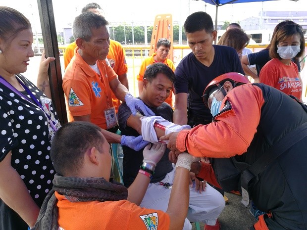 Medical response was also simulated during the drill. Volunteers acting as injured people were treated by paramedics in the triage tent as they wait for the ambulance to arrive. CHRISTIAN VENUS/Inquirer Volunteers