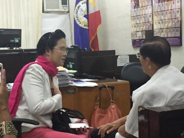 PAO Chief Persida Rueda-Acosta confers with her first witness, Senator Juan Ponce Enrile in PAO retirees' case v. DBM/Tetch Torres-Tupas, INQUIRER.net