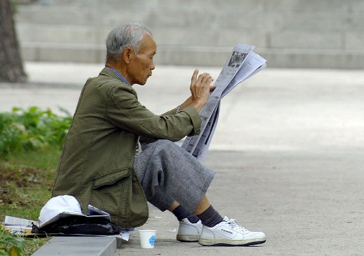 An elderly man reads a newspaper at a park in Seoul, 20 September 2006. South Korea, battling the effects of an ageing population, plans to spend more than 20 million dollars over the next 10 years to discover the secrets of eternal youth.  AFP PHOTO/KIM JAE-HWAN / AFP PHOTO / KIM JAE-HWAN
