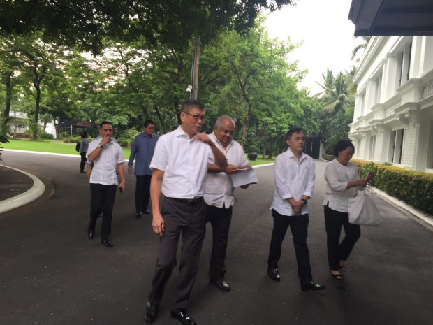 Executive Secretary Paquito Ochoa  tours Duterte transition team. PHOTO courtesy of Bong Go.