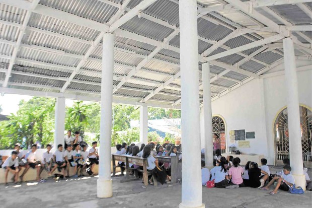 SCENES like this, showing students attending classes in a chapel in Daraga town, Albay province, in 2014, are likely to be repeated in Bicol during school opening this month as the region continues to suffer from a shortage of classrooms.  MARC ALVIC ESPLANA/INQUIRER SOUTHERN LUZON