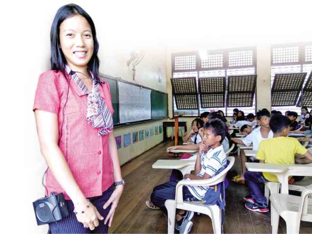 LIKE several of her colleagues, Grade 7 teacher Rochelle Marie Bolotaolo of Dr. Cecilio Putong National High School in Tagbilaran City, Bohol province, is using a portable sound system to be heard by her oversized class. LEO UTDOHAN/INQUIRER VISAYAS