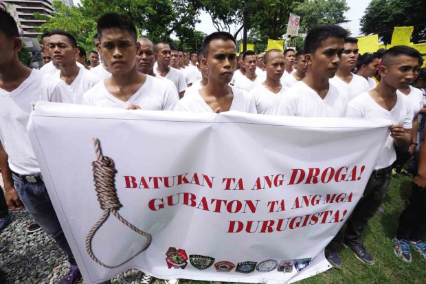 POLICE recruits in Cebu City carry a tarpaulin featuring a drawing of a noose apparently in reference to incoming President Rodrigo Duterte’s preference for hanging as the mode of executing crime convicts. “Fight, stop drugs!” and “Wage war on drug peddlers!” the words written on the tarpaulin say. LITO TECSON/CEBU DAILY NEWS