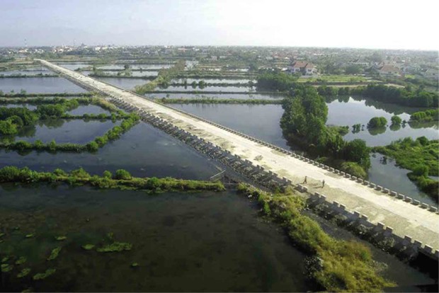 THE DE VENECIA highway extension crosses “bangus” ponds in Dagupan City.         WILLIE LOMIBAO
