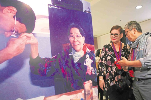ELIZABETH Zimmerman, former wife of incoming President Rodrigo Duterte, chats with photojournalist Rene Lumawag at the opening of Lumawag’s photo exhibit on his coverage of Duterte for 30 years. Among the photos on display is this one showing Duterte getting the blessing of his late mother, Soledad Roa Duterte, one of the leaders of the anti-Marcos movement in Davao City. ACE MORANDANTE/CONTRIBUTOR