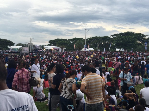 Despite the heat, supporters of President-elect Rodrigo Duterte attend his victory party in Davao City. TARRA QUISMUNDO/PHILIPPINE DAILY INQUIRER