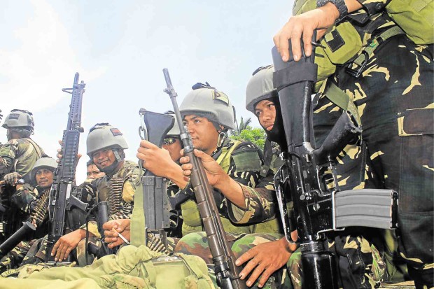 MEMBERS of the Army’s 103rd Brigade prepare to go to battle against members of the Maute Group in Lanao del Sur. RICHEL V. UMEL/INQUIRER MINDANAO