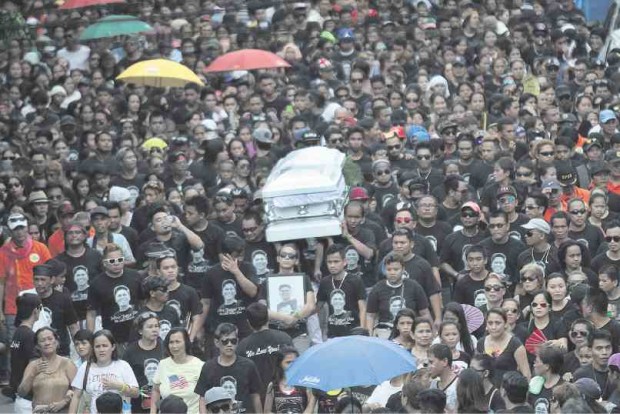 END OF ‘JAGUAR’ Some 2,500 mourners bring the casket of suspected drug lord Jeffrey “Jaguar” Diaz to his grave at Calamba public cemetery in Barangay Calamba, Cebu City. FERDINAND EDRALIN/CEBU DAILY NEWS