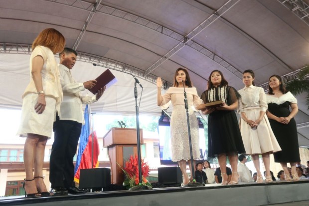 Leni Robredo takes her oath as the Philippines’ 14th Vice President. She is joined by daughters Jillian, Tricia and Aika. PHOTO FROM LENI ROBREDO MEDIA BUREAU