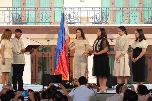 Leni Robredo takes her oath as the Philippines' 14th Vice President. She is joined by daughters Jillian, Tricia and Aika. NIñO JESUS ORBETA/PHILIPPINE DAILY INQUIRER