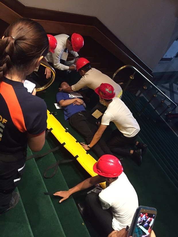 "Injured" employee being evacuated on a stretcher during the Metro Manila Shake Drill. ANNELLE TAYAO-JUEGO/INQUIRER PHOTO