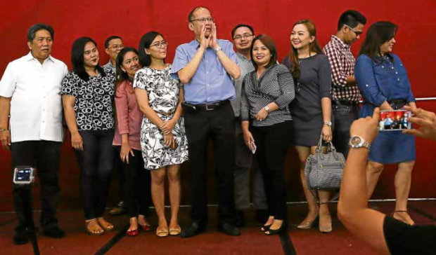 LAST CALL President Aquino appears to be calling out to the rest of the members of the Malacañang Press Corps for a groupie after treating them to a farewell lunch at a restaurant in Manila’s Chinatown. JOAN BONDOC
