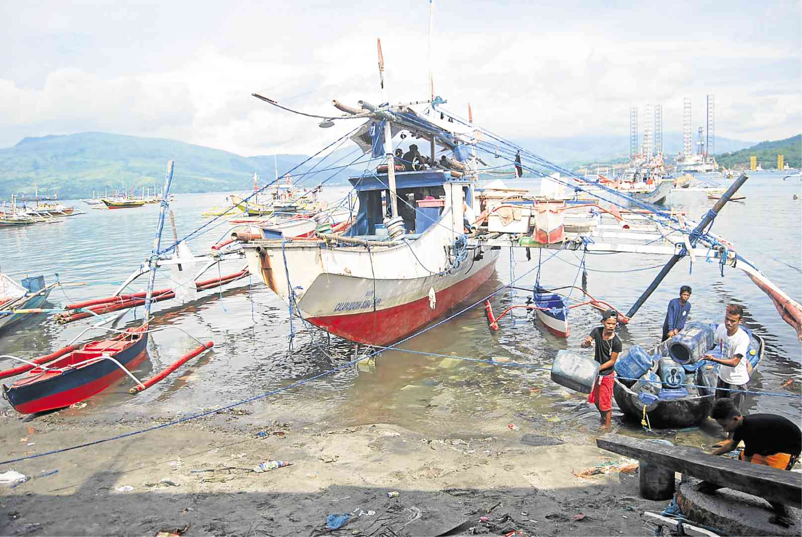 NO TO MILITIA Fishing boats are docked along the coastline of Barangay Calapandayan in Subic, Zambales province. Fishermen, who have been frequenting the Scarborough Shoal on these boats, said the plan of the government to turn them into a “maritime militia” against China’s intrusion would put their lives in peril. ALLAN MACATUNO/INQUIRER CENTRAL LUZON