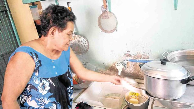 DRY SPELL The dirty dishes pile up before Maria Llora Osite, just one of the Muntinlupa City residents waiting for a drop from their faucets.  Carizza Ibañez