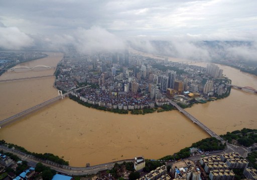 A general view shows the swollen Liujiang River in Liuzhou, south China's Guangxi Zhuang Autonomous Region on July 5, 2016.  Flooding in China's Yangtze river basin has left 112 people dead or missing in recent days, media said on July 5, with more damage feared from a typhoon expected to land within days. / AFP PHOTO / STR / China OUT