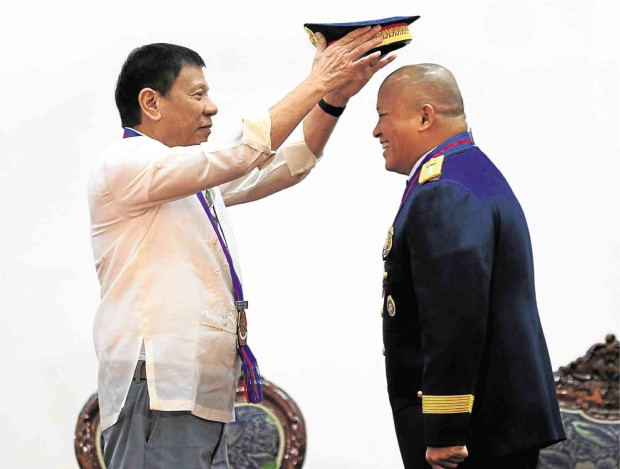 CROWNING MOMENT     President Duterte formally installs Director General Ronald “Bato” de la Rosa as the 21st chief of the Philippine National Police on Friday. De la Rosa replaced Director General Ricardo Marquez, who retired from the service on Tuesday.  PRESIDENTIAL PHOTOGRAPHERS DIVISION 