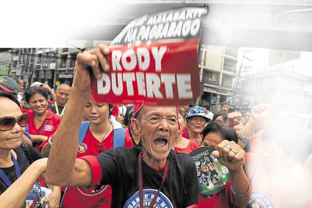 MENDIOLA TURNS ‘PALACE-FRIENDLY’ Militant groups on Thursday gather on their usual battleground—Chino Roces Bridge (formerly Mendiola) in Manila—not to rage against Malacañang but to cheer the newest Palace occupant, President Duterte, who has welcomed Left-leaning personalities to his administration. PHOTOS BY RAFFY LERMA 
