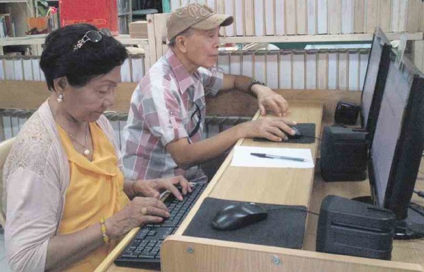 STUDY BUDDIES Senior citizens are taught how to use the computer’s video interfaces to connect with grandchildren abroad under a unique program offered by the Dagupan City Library.         YOLANDA SOTELO/INQUIRER NORTHERN LUZON