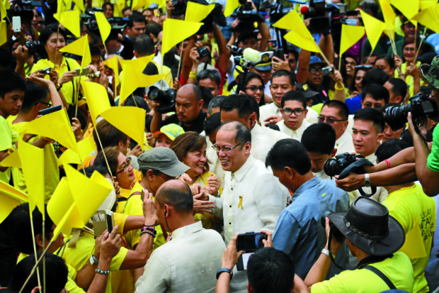 NOY'S LAST DAY/ JUNE 30 2016Former president Noynoy Aquino is welcomed by his neighbors and supporters at his Times Street, West Triangle in Quezon City, Thursday after leaving Malacanang.INQUIRER PHOTO/ KIMBERLY DELA CRUZ 