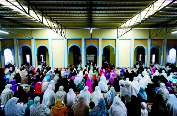 CELEBRATING EID'L FITR / JULY 06, 2016Muslim faithfuls gather to offer morning prayer for celebration of Eid'l Fitr or the end of the Islamic holy month of fasting, Ramadan at the Blue Mosque in Maharlika Village, Taguig City.INQUIRER PHOTO / RICHARD A. REYES