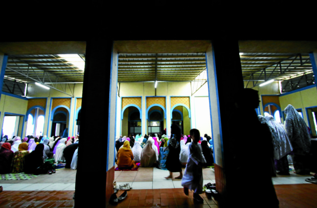 Muslim faithfuls gather to offer morning prayer for celebration of Eid'l Fitr or the end of the Islamic holy month of fasting, Ramadan at the Blue Mosque in Maharlika Village, Taguig City.INQUIRER PHOTO /
