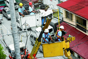 July 10, 2016 Meralco electricians work over the weekend to install new powerlines along Pasong Tamo in Makati City. INQUIRER/ MARIANNE BERMUDEZ