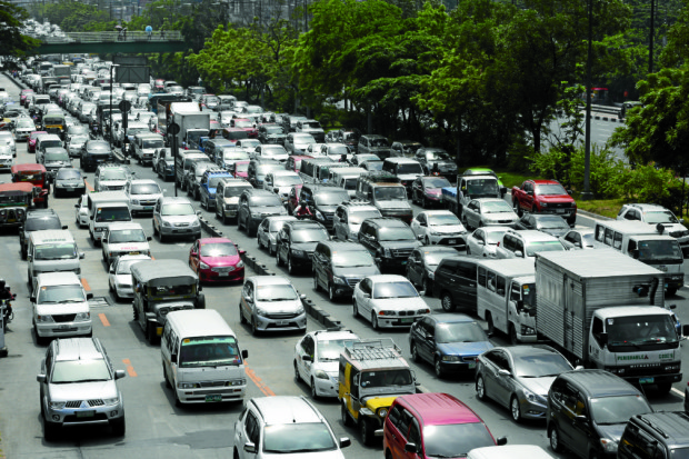 Motorists experience bumper to bumper at west bound lane in Commonwealth in Quezon City. INQUIRER FILE PHOTO / NIÑO JESUS ORBETA 