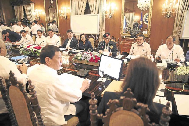 DIGONG AND FOUR PREDECESSORS President Duterte presides over his first National Security Council meeting to discuss issues, including the ruling of the UN-backed arbitration court in favor of the case the Philippines brought against China in their dispute over the West Philippine Sea. In attendance are Mr. Duterte’s predecessors—(from left) former Presidents Gloria Macapagal-Arroyo, Fidel Ramos, Joseph Estrada and Benigno Aquino III. PRESIDENTIAL PHOTOGRAPHERS DIVISION